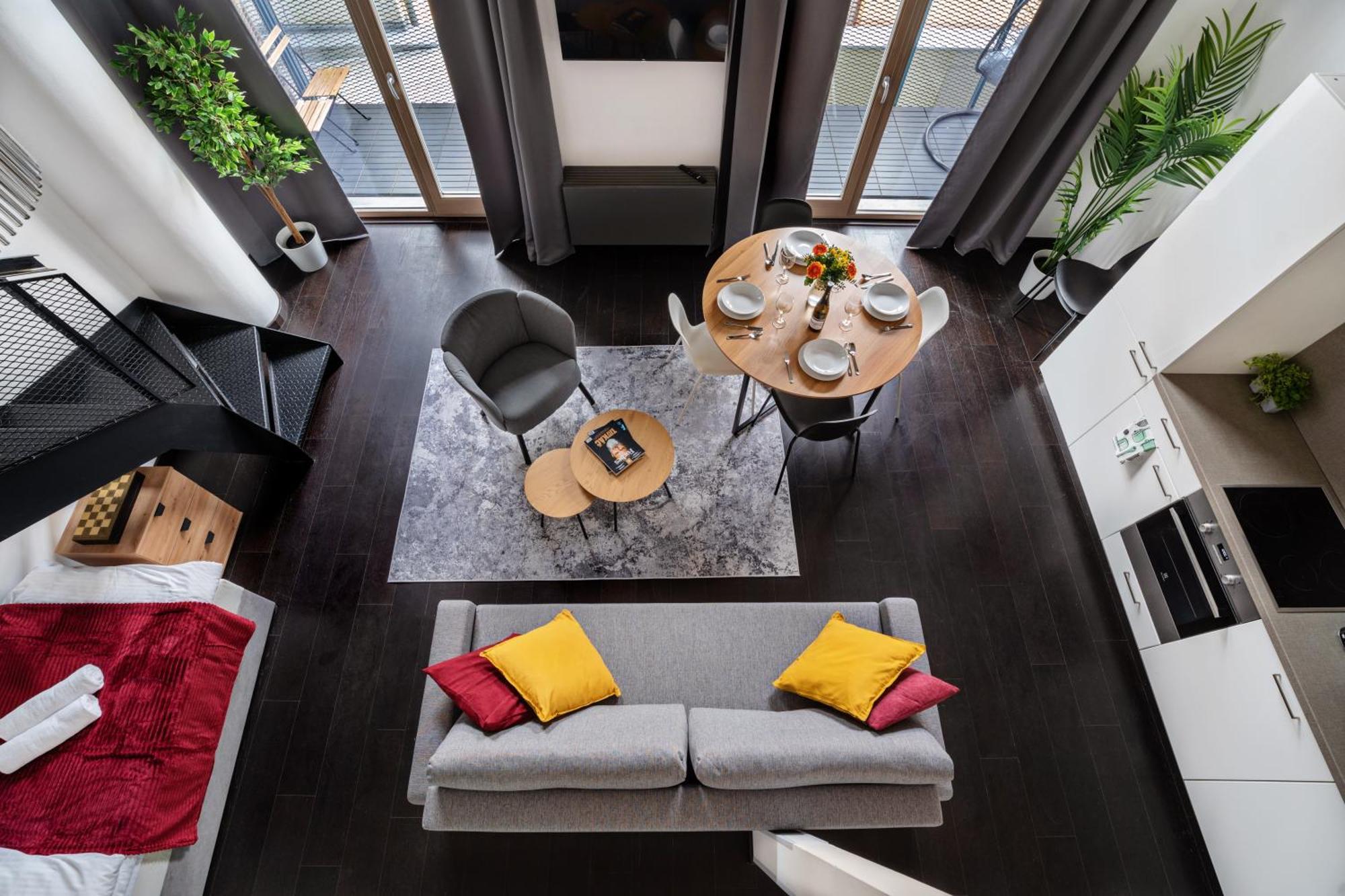 Loft Spacious In Prag